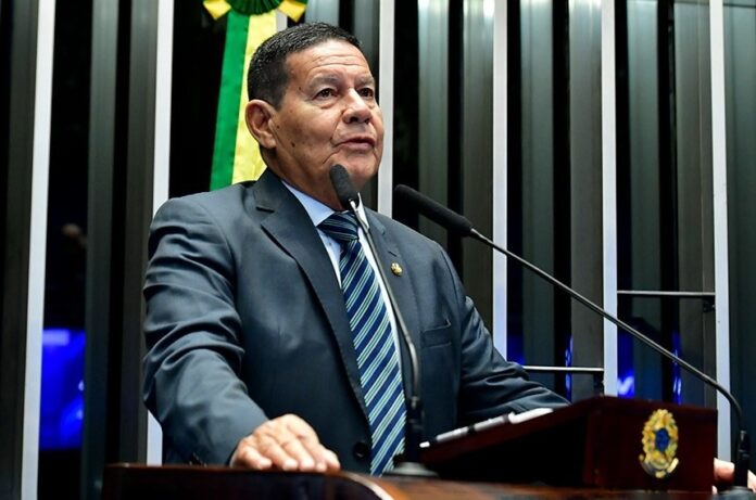 mourao-confronta-trump-por-interferencia-em-processo-de-bolsonaro:-“nao-venha-meter-o-bedelho”