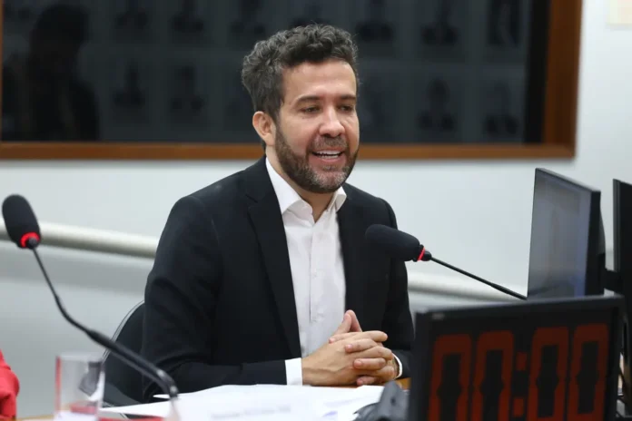 janones-diz-que-teve-penis-apalpado-em-briga-que-suspendeu-seu-mandato