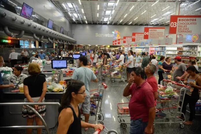 projeto-quer-obrigar-mercados-da-bahia-a-manter-empacotadores-em-todos-os-caixas;-veja-detalhes
