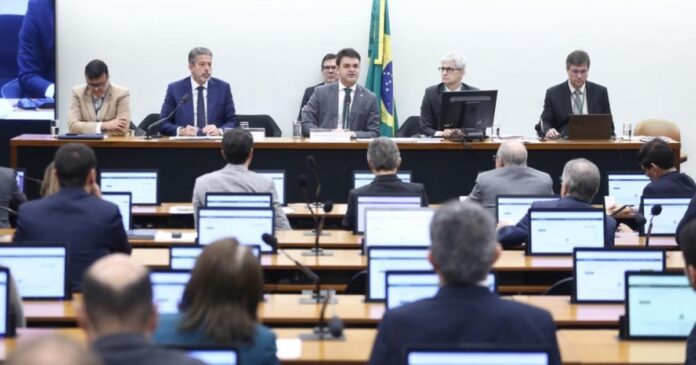 por-unanimidade,-projeto-que-aumenta-isencao-do-ir-e-aprovado-em-comissao-e-relatorio-de-lira-ja-deve-ir-a-plenario