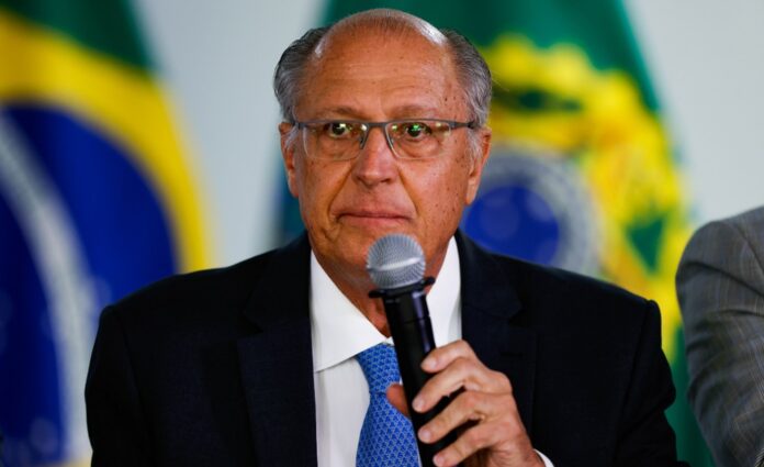 governo-brasileiro-‘manifesta-indignacao’-com-tarifaco-de-trump-em-carta-e-cobra-resposta-sobre-negociacao