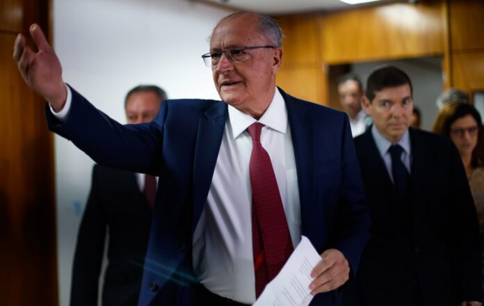 alckmin-defende-negociacao-urgente-com-os-eua:-‘bom-e-que-se-resolva-nos-proximos-dias’