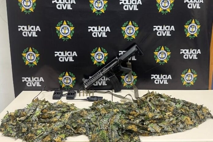 policia-civil-apreende-fuzil-e-roupa-tatica-com-milicianos-no-rio-de-janeiro
