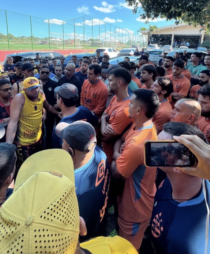 video:-torcedores-do-sport-invadem-ct-e-cobram-jogadores:-“todo-mundo-aqui-tem-antecedente criminal”