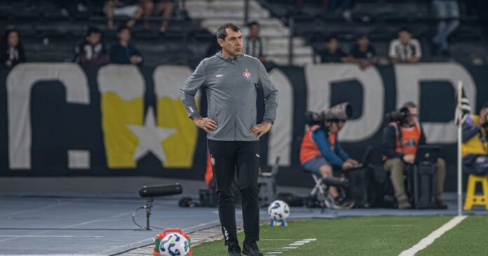 “sabemos-que-a-gente-pode-mais”,-diz-carille-apos-empate-do-vitoria-com-o-botafogo