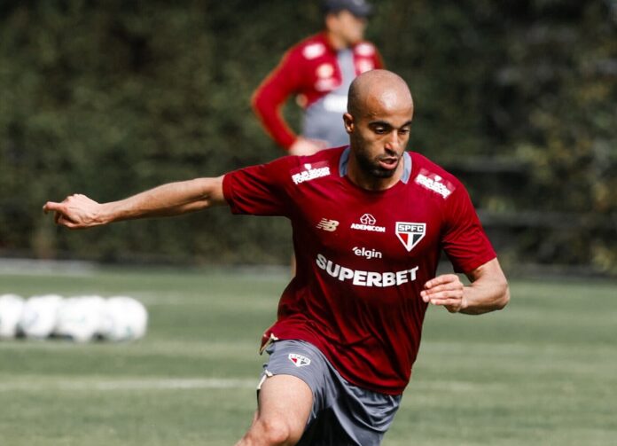 lucas-moura-enfrenta-o-corinthians?-veja-quais-as-chances-de-o-sao-paulo-ter-seu-principal-jogador-no-classico