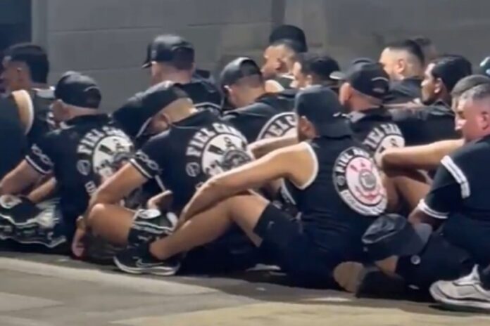 video:-torcedores-do-corinthians-sao-detidos-com-rojoes-no-castelao