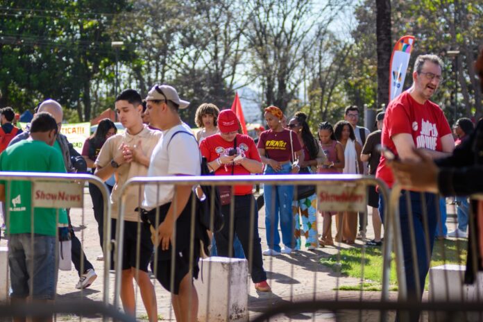 une:-a-espera-de-lula,-estudantes-cantam-“sem-anistia”-em-evento;-veja