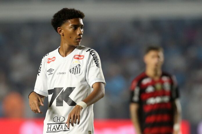 habilidoso,-canhoto-e-elogiado-por-neymar:-robinho-jr.-ganha-holofotes-apos-estreia-pelo-santos