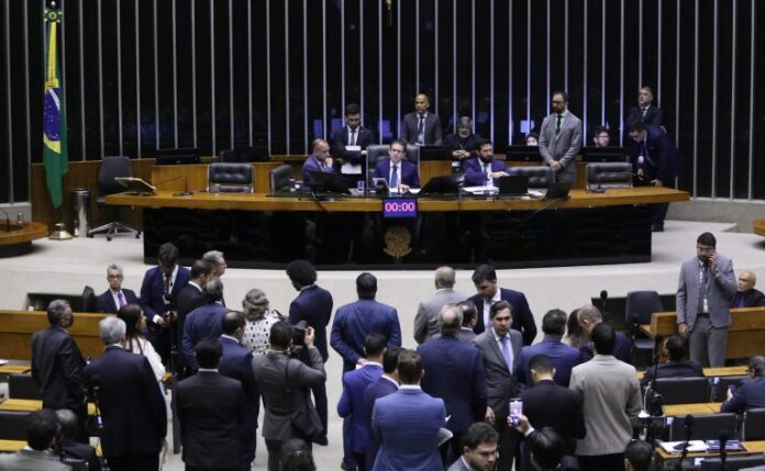 jeronimo-vai-para-cima-de-trump-apos-tarifaco:-“brasil-nao-e-quintal”
