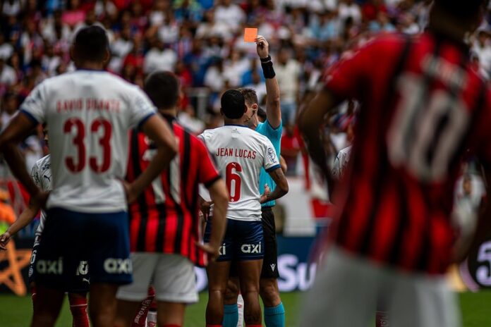 jean-lucas-e-punido-com-quatro-jogos-de-suspensao-por-expulsao-no-ba-vi;-bahia-e-multado-por-atraso