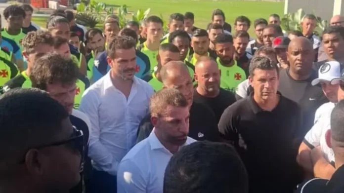 organizada-do-vasco-vai-ao-ct-reclamar-com-tecnico,-presidente-e-elenc