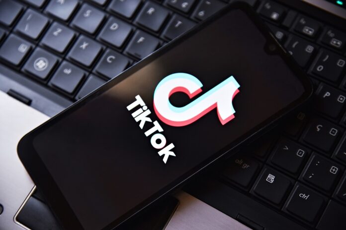moderadores-do-tiktok-na-alemanha-acusam-rede-social-de-troca-los-por-inteligencia-artificial