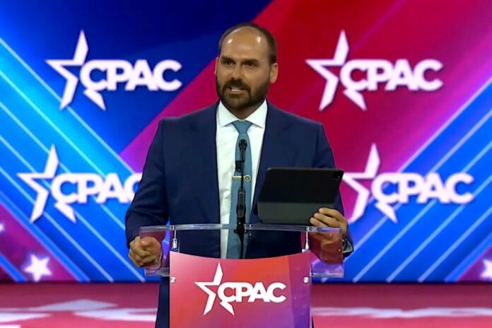 “moraes-quer-bolsonaro-na-cadeia-ainda-este-ano”,-diz-eduardo