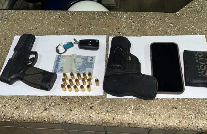 denuncia-anonima-leva-pm-a-prender-suspeito-com-arma-de-uso-restrito-em-teixeira-de-freitas