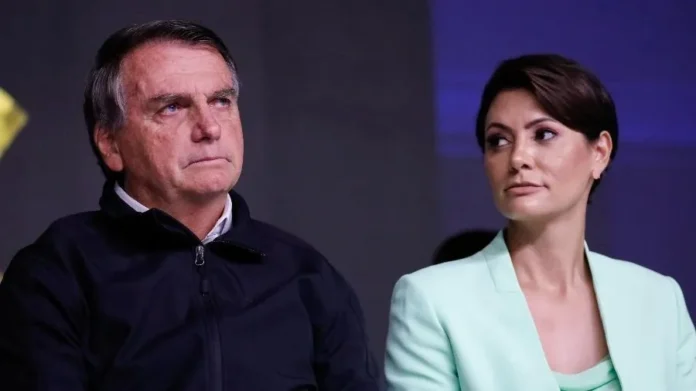 operacao-contra-bolsonaro:-michelle-posta-salmo-e-flavio-fala-em-“humilhacao”