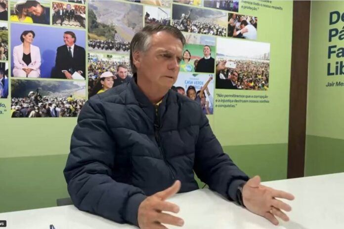 “covardia”,-afirma-bolsonaro-sobre-proibicao-de-falar-com-eduardo