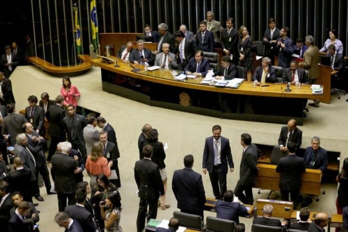 apos-medidas-contra-bolsonaro,-oposicao-articula-pec-contra-decisoes-monocraticas-no-stf
