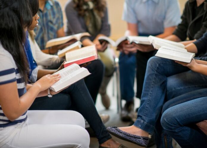 jovens-estao-cada-vez-mais-abertos-a-fe-e-a-deus,-revela-pesquisa