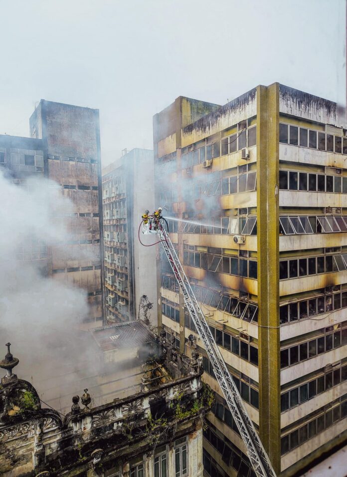 bombeiros-debelam-incendio-em-casaroes-historicos-no-comercio-apos-quase-40-horas