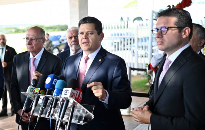 alcolumbre-e-motta-defendem-reacao-coordenada-do-governo-brasileiro-a-tarifaco-de-trump