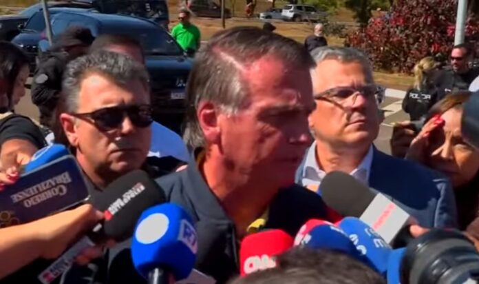 “nunca-pensei-em-sair-do-brasil-ou-ir-para-embaixada”,-afirma-bolsonaro-apos-ser-alvo-de-mandados-da-pf