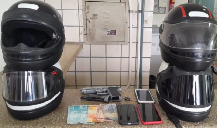 policia-militar-prende-quatro-suspeitos-de-roubo-a-posto-de-combustivel-em-itamaraju:-suspeitos-sao-liberados