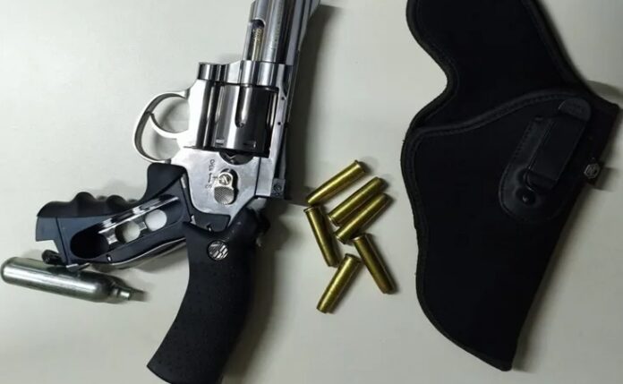 homem-que-fingia-ser-policial-e-preso-com-arma-falsa-durante-festa-em-carinhanha