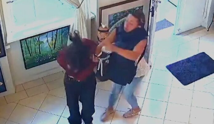 video:-estudante-e-agredida-por-mulher-na-rua-por-estar-sem-sutia:-“ameacou-mata-la”