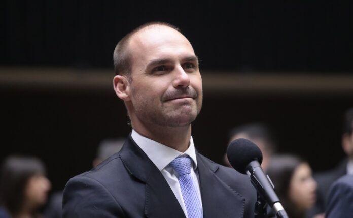 eduardo-bolsonaro-diz-que-nao-vai-renunciar-ao-cargo-e-planeja-estender-licenca-por-mais-tres-meses