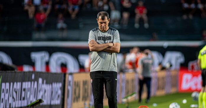 fabio-carille-ressalta-melhora-ofensiva-do-vitoria-apos-vencer-o-bragantino:-“ficar-mais-com-a-bola”