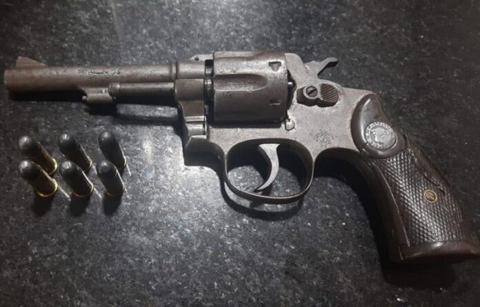 pm-apreende-revolver-e-prende-suspeito-por-intimidacao-durante-festa-em-guaratinga