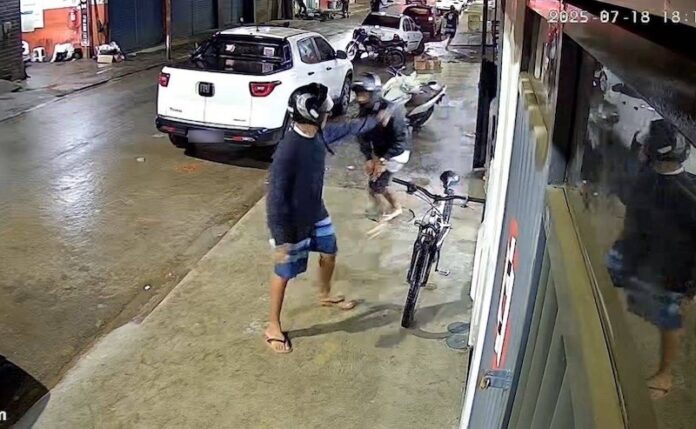 video-flagra-ataque-a-tiros-que-resultou-em-morte-de-jovem-em-barbearia-de-ipiau