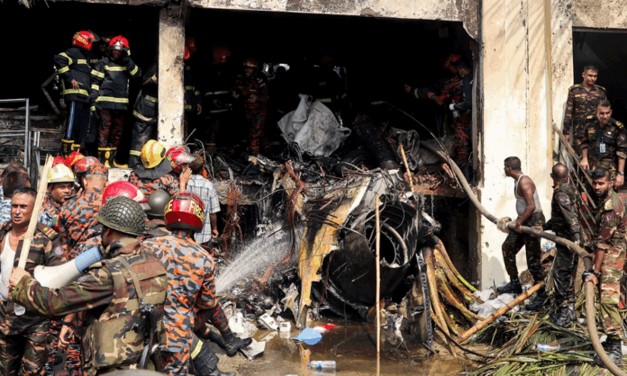 aviao-militar-cai-em-escola-de-bangladesh-e-deixa-ao-menos-16-mortos
