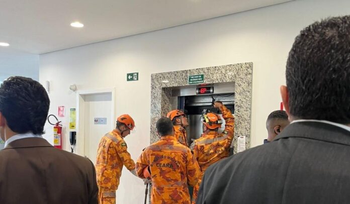 presidente-do-stf-fica-preso-em-elevador-na-sede-da-oab-ceara,-em-fortaleza