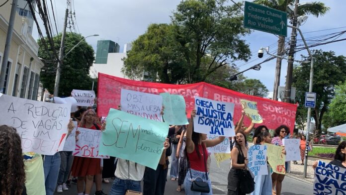 video:-estudantes-de-bi-da-ufba-realizam-protesto-por-conta-de-reducao-de-vagas-em-transicao-de-cursos