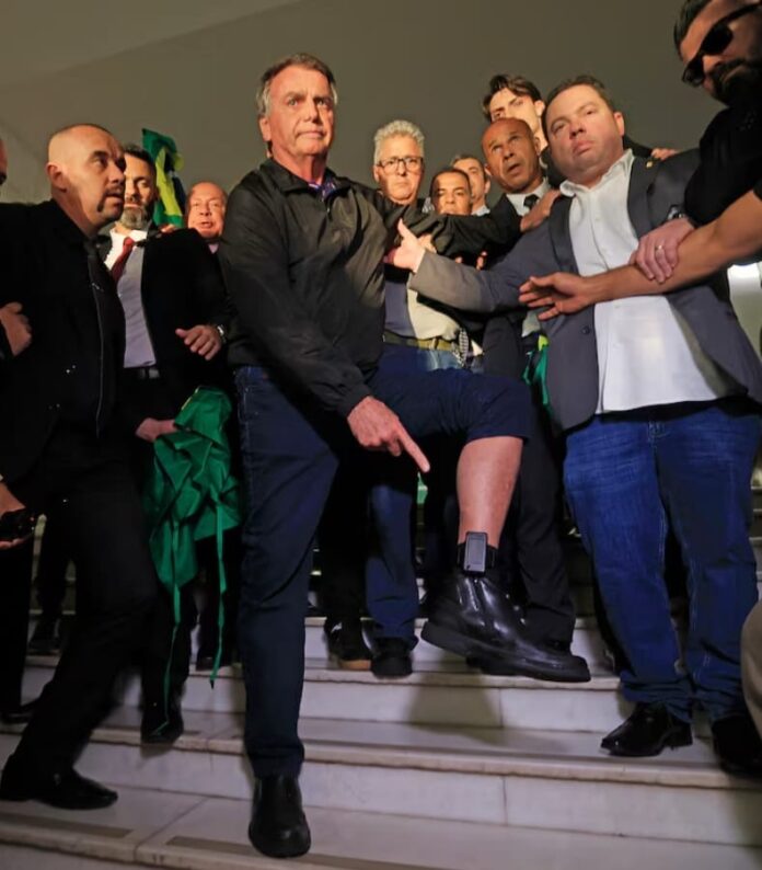 video:-“simbolo-de-humilhacao”,-diz-bolsonaro-apos-mostrar-tornozeleira-eletronica-pela-1a-vez