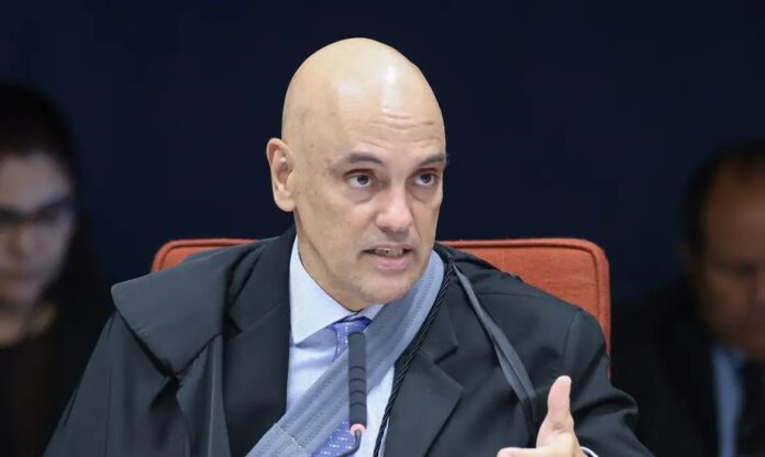 moraes-intima-defesa-de-bolsonaro-a-explicar-transmissao-de-entrevista-em-ate-24h-sob-pena-de-prisao