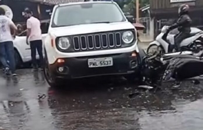 apos-colisao,-motociclista-e-lancado-sobre-carro-e-morre-na-orla-norte-de-porto-seguro