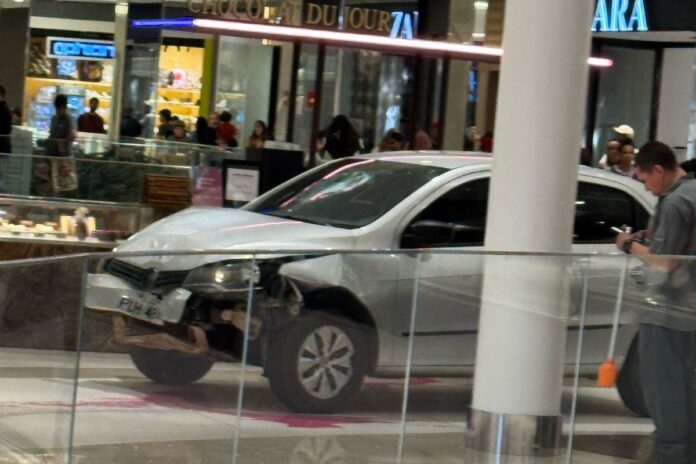 carro-desgovernado-invade-segundo-piso-de-shopping-em-goiania.-video