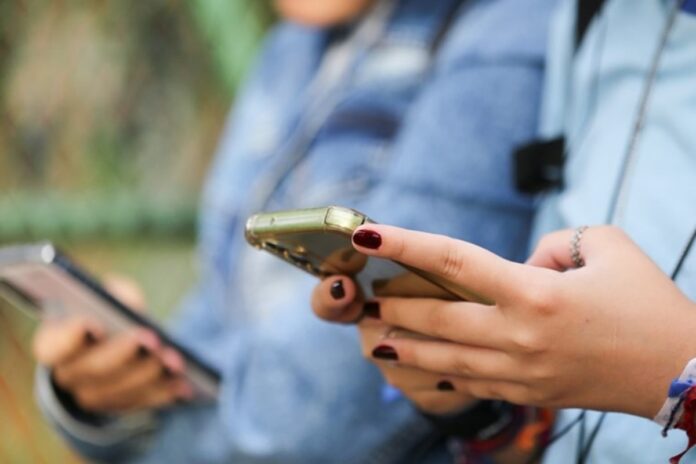 rj:-policia-comeca-a-devolver-1,4-mil-celulares-roubados