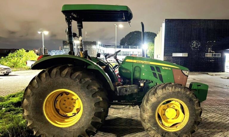 furtado-em-feira,-trator-avaliado-em-r$-500-mil-e-encontrado-em-governador-mangabeira