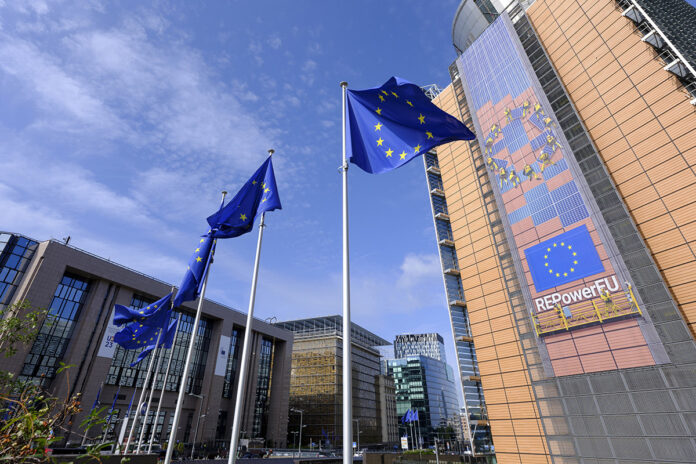 as-vesperas-de-decisao-sobre-juros,-bolsas-da-europa-fecham-em-queda