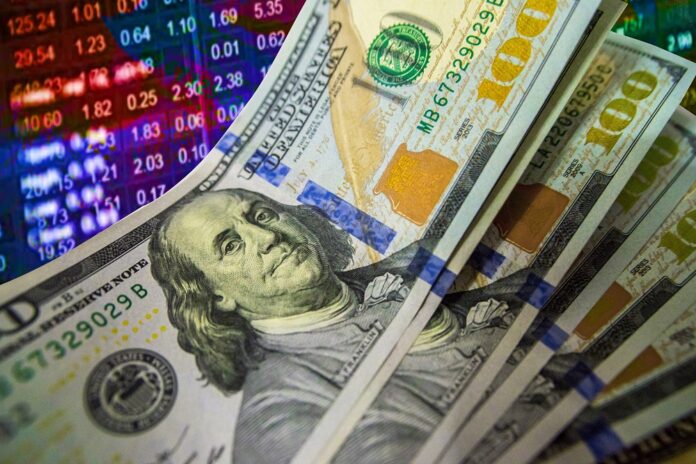 dolar-fecha-quase-estavel-a-r$-5,56-com-foco-na-relacao-brasil-eua;-ibovespa-perde-forca-e-interrompe-leve-retomada