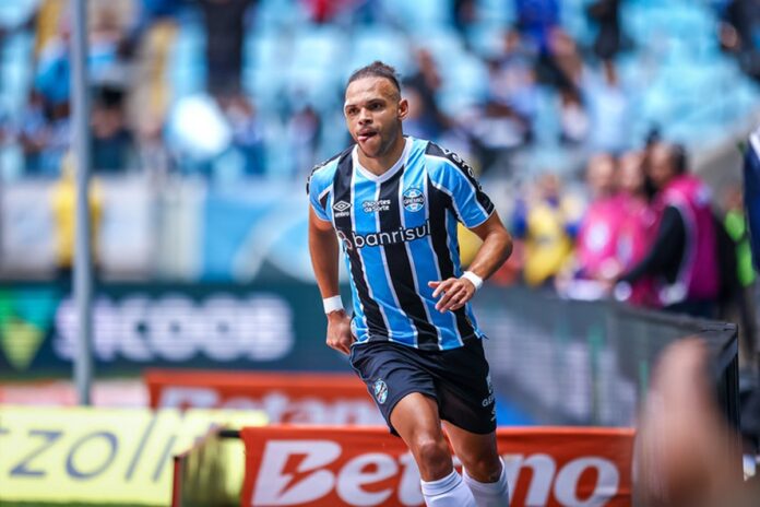 video:-braithwaite-comemora-renovacao-de-contrato-com-o-gremio