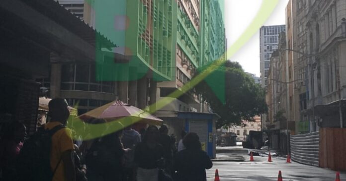 video:-predio-pega-fogo-e-estrutura-interna-desaba-no-comercio,-em-salvador