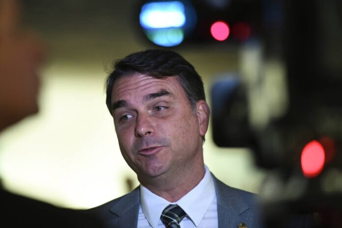 com-bolsonaro-sob-pressao,-flavio-cancela-ferias-e-volta-ao-brasil