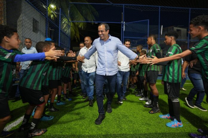 prefeitura-entrega-campo-com-gramado-sintetico-na-fazenda-grande-ii