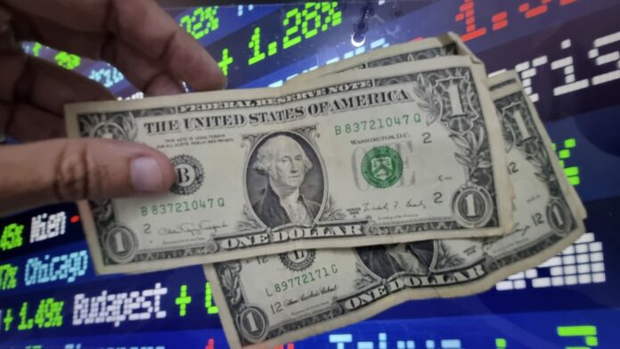 dolar-cai-a-r$-5,52,-menor-nivel-desde-o-anuncio-do-tarifaco-ao-brasil;-ibovespa-sobe