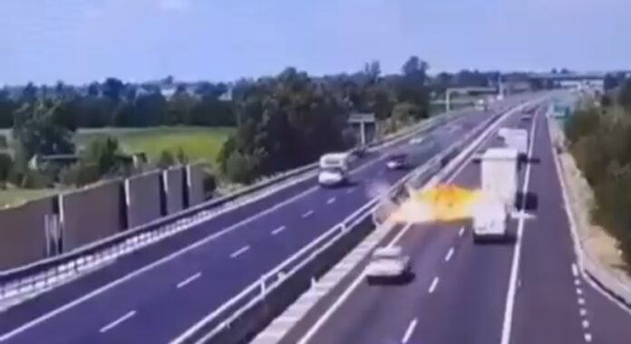 aviao-cai-em-meio-a-carros-na-italia-em-rodovia-e-deixa-dois-mortos